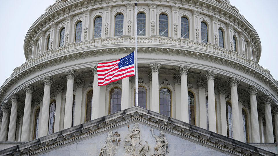 美国总统拜登宣布降半旗悼念缅因州枪击案遇害者
